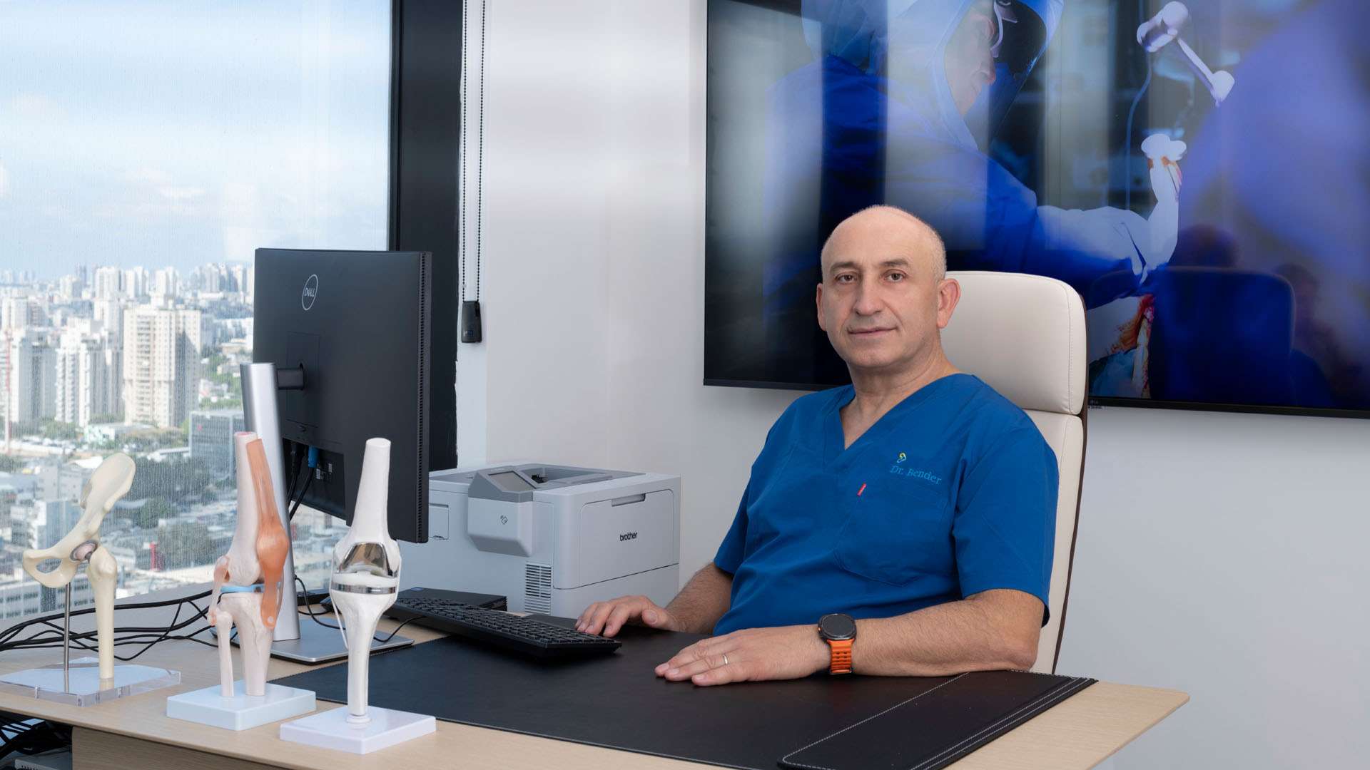 ד״ר בנימין בנדר אורטופד מומחה ברכיים במרפאה